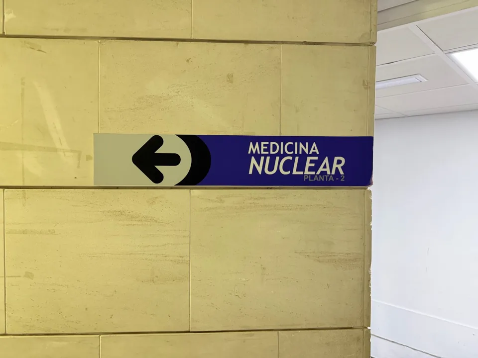 Cartel violeta de Medicina Nuclear, planta −2, con flecha hacia la izquierda.